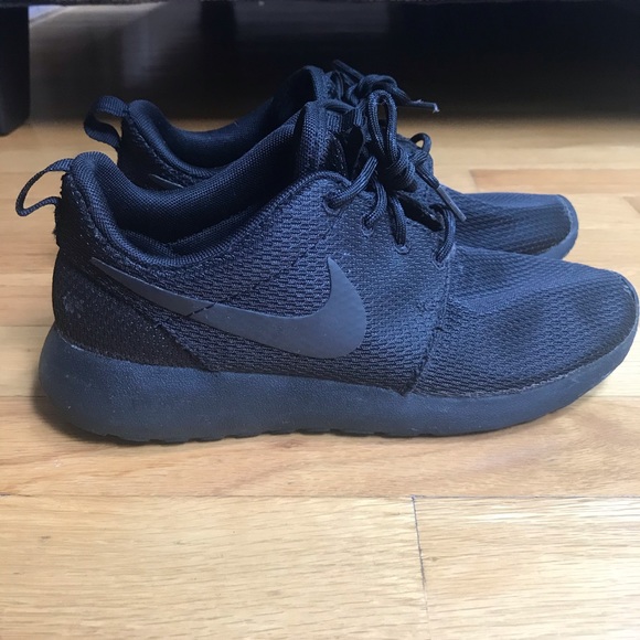 Nike roshe running sneakers- all black women’s - Picture 2 of 6